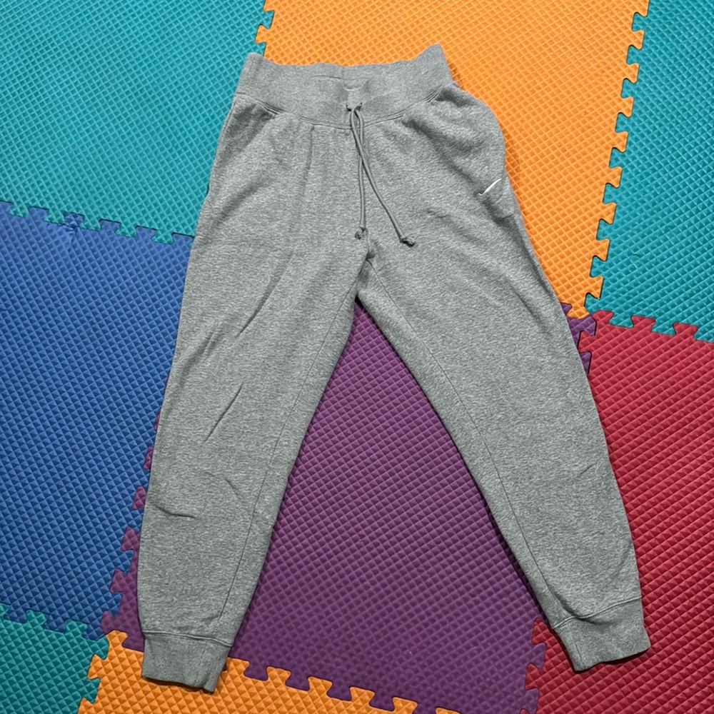 Nike Sportswear Phoenix Fleece
Women's High-Waisted Joggers